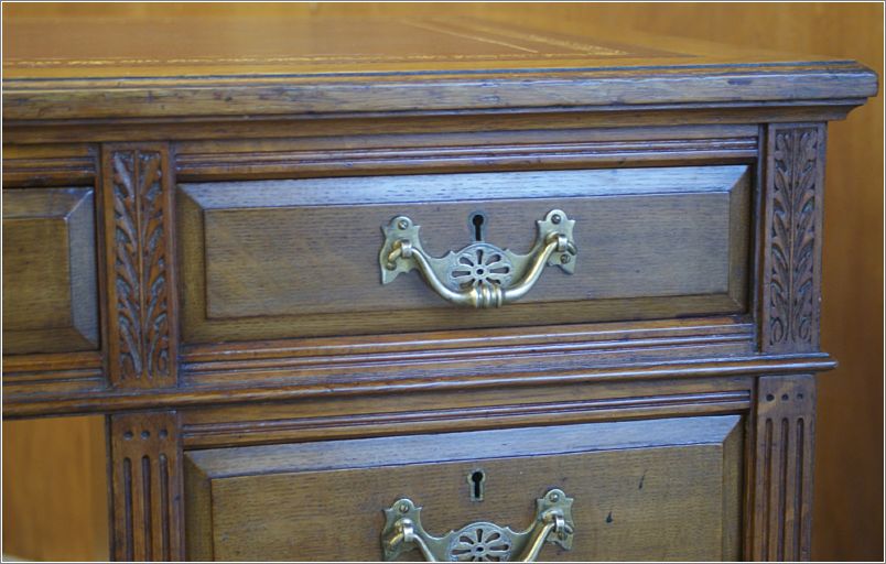2076 Small Antique Oak Pedestal Desk Detail (2)